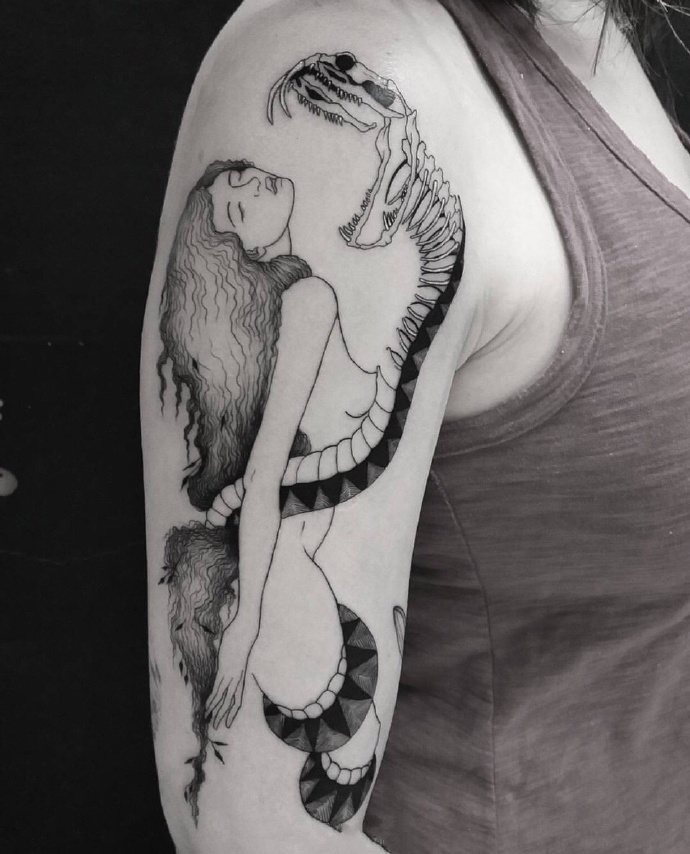 手臂插画纹身_9张黑灰手臂上的插画纹身图案作品图片