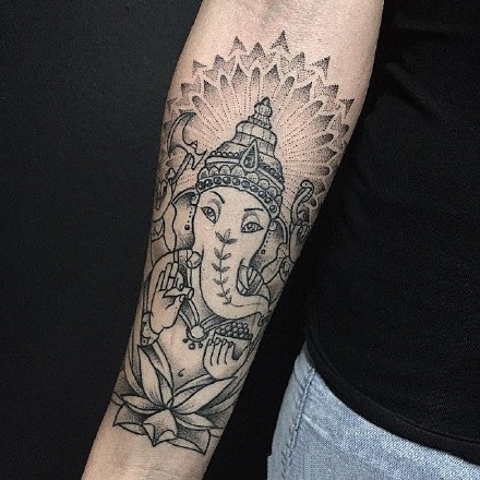 手臂黑灰象神_一组12张手臂上的黑灰象神纹身图案作品欣赏