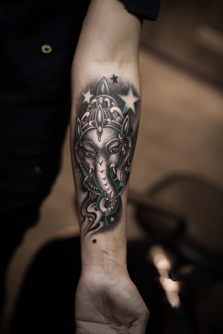 手臂黑灰象神_一组12张手臂上的黑灰象神纹身图案作品欣赏