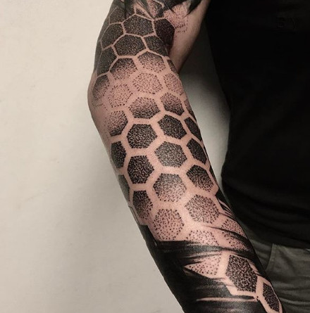 点刺大黑花臂纹身_9张点刺风格的大黑臂纹身图案作品图片