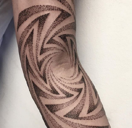 点刺大黑花臂纹身_9张点刺风格的大黑臂纹身图案作品图片