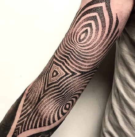 点刺大黑花臂纹身_9张点刺风格的大黑臂纹身图案作品图片