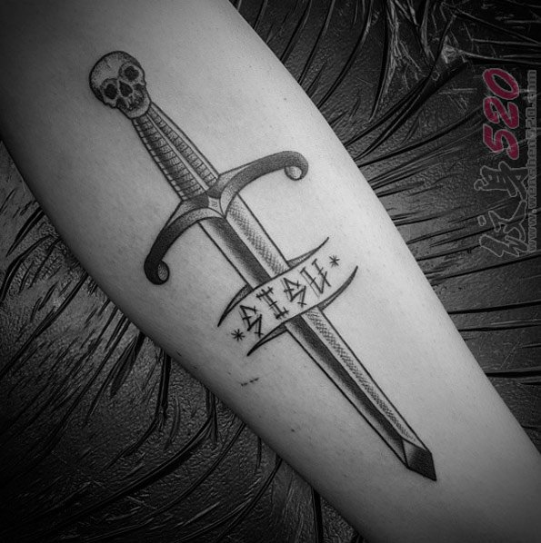 欧美匕首纹身 锋芒逼人的匕首纹身图案