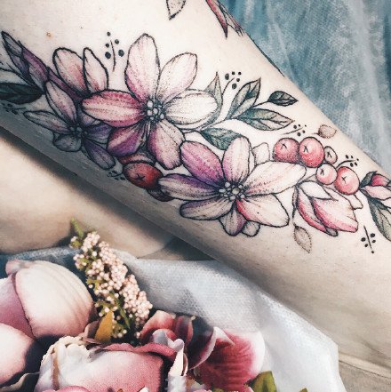 性感的花纹身-美丽花朵衬托出的女性之美纹身图
