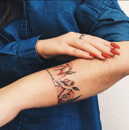 性感的花纹身-美丽花朵衬托出的女性之美纹身图