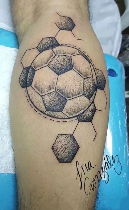 足球纹身-多款关于足球热血沸腾的黑色纹身图片