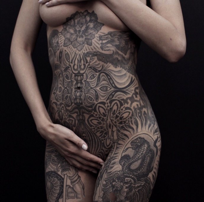 性感纹身-漂亮美女性感全身黑白大胆的纹身图片