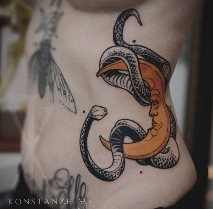 性感纹身-花朵缠绕腰间的性感美女纹身图案