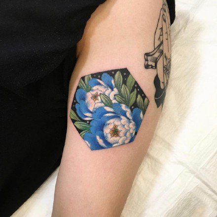 剪影纹身-女生手臂上色彩多姿的剪影纹身图片