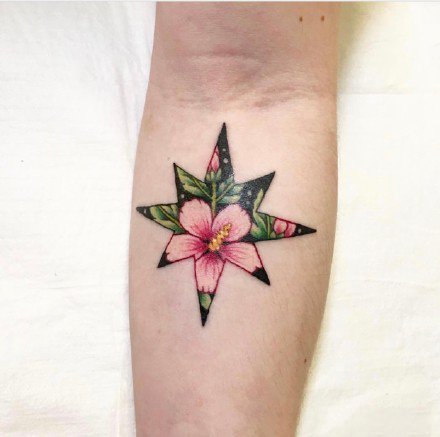 剪影纹身-女生手臂上色彩多姿的剪影纹身图片