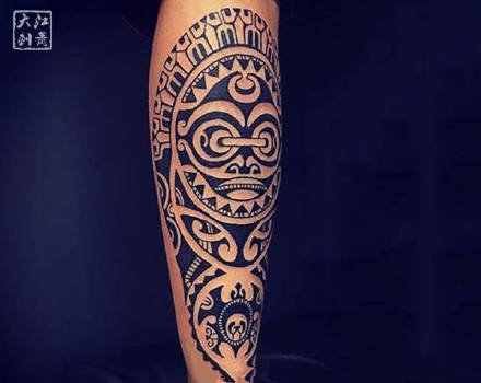 图腾纹身-简单干练的代表肌肉和图腾纹身图案