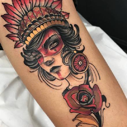 新传统风格纹身图案-各具特色欧洲风的女人们纹身图片