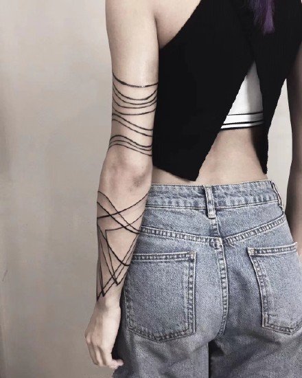 潮流纹身图案-创意感满满的线条纹身图片
