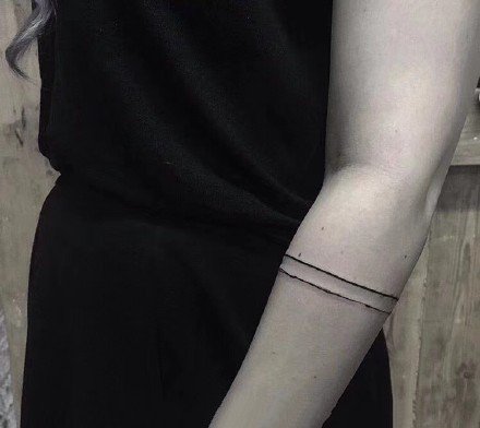 手臂纹身图案-黑丝线条缠绕在手上的手环纹身图片