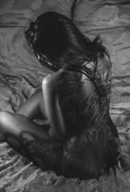 性感纹身-漂亮美女性感全身黑白大胆的纹身图片