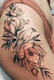 性感的花纹身-美丽花朵衬托出的女性之美纹身图
