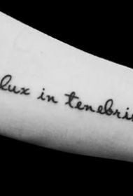 异域风格的拉丁文纹身图案-拉丁文纹身图片