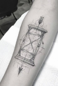 线条几何简约纹身_9张简约而不简单的黑灰几何线条纹身图案图片