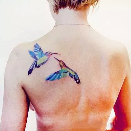 蜂鸟纹身图案-9张彩色的蜂鸟纹身图片