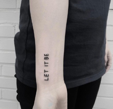 英文字母纹身--9张手臂胳膊上的简约英文字母纹身图案图片