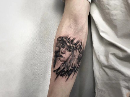 男士胳膊黑灰纹身--一组9张男性好看的手臂黑灰纹身图案作品欣赏
