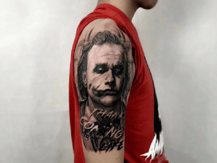 男士胳膊黑灰纹身--一组9张男性好看的手臂黑灰纹身图案作品欣赏