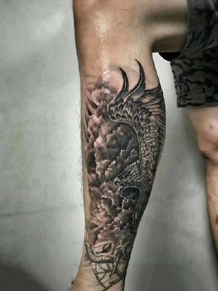男士胳膊黑灰纹身--一组9张男性好看的手臂黑灰纹身图案作品欣赏