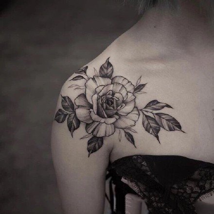 女性肩花纹身---一组女手肩膀上的花朵纹身图案图片