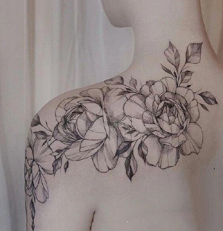 女性肩花纹身---一组女手肩膀上的花朵纹身图案图片