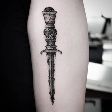 点刺钝器物品纹身--一组黑灰点刺刀斧匕首等石器工具的纹身图案