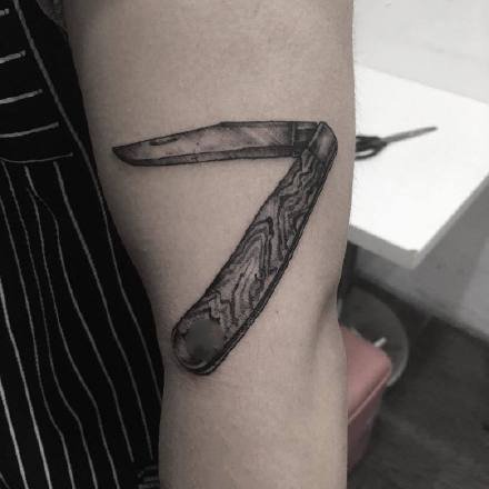 点刺钝器物品纹身--一组黑灰点刺刀斧匕首等石器工具的纹身图案