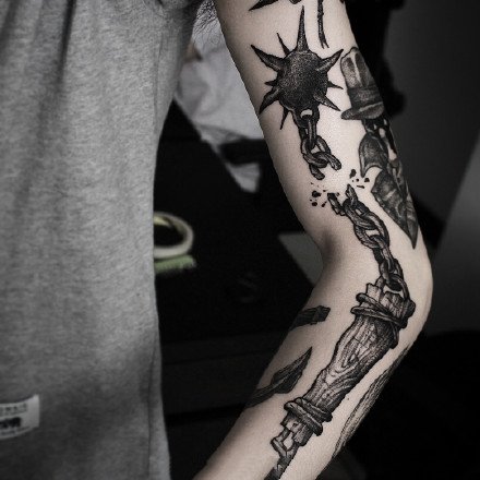 点刺钝器物品纹身--一组黑灰点刺刀斧匕首等石器工具的纹身图案