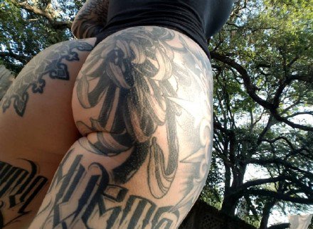 一组性感的欧美纹身美女图片欣赏