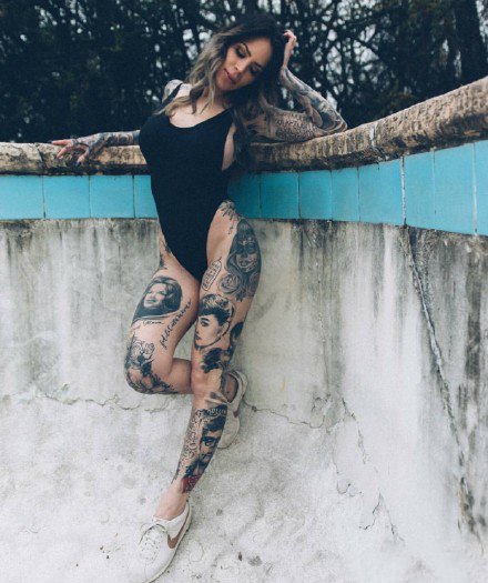 一组性感的欧美纹身美女图片欣赏