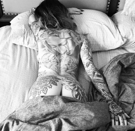 一组性感的欧美纹身美女图片欣赏