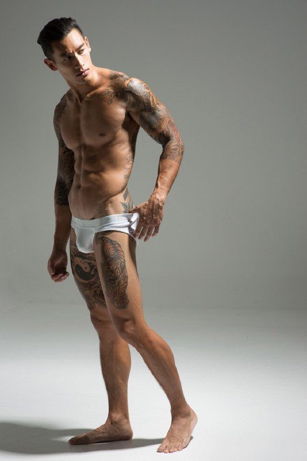 一套纹身帅哥的摄影作品图片欣赏