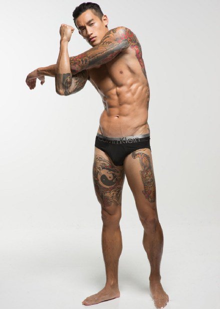 一套纹身帅哥的摄影作品图片欣赏