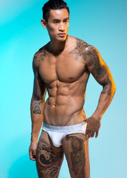 一套纹身帅哥的摄影作品图片欣赏