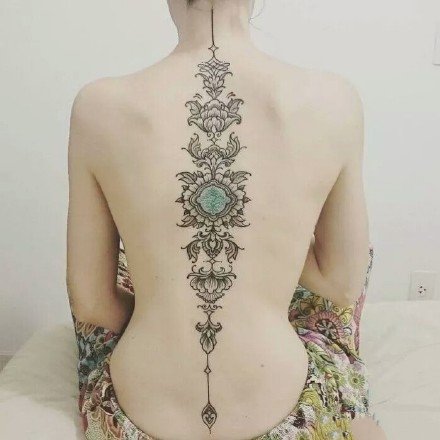 女生脊椎纹身--几张适合女生脊椎的纹身图案作品