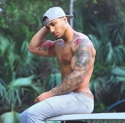 纹身帅哥--拥有大花臂的欧美肌肉男纹身帅哥图片