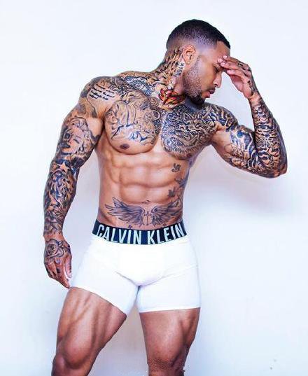 一组国外帅气的纹身肌肉帅哥图片