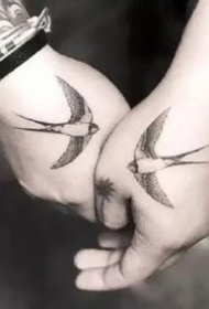 18组适合情侣的小清新纹身图案缩略频道推荐图
