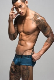 一套纹身帅哥的摄影作品图片欣赏