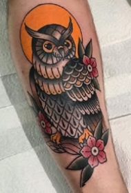 一组适合腿部和手臂的彩色school纹身图案