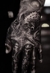 几张写实大黑手背纹身作品图