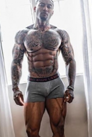 一组国外帅气的纹身肌肉帅哥图片