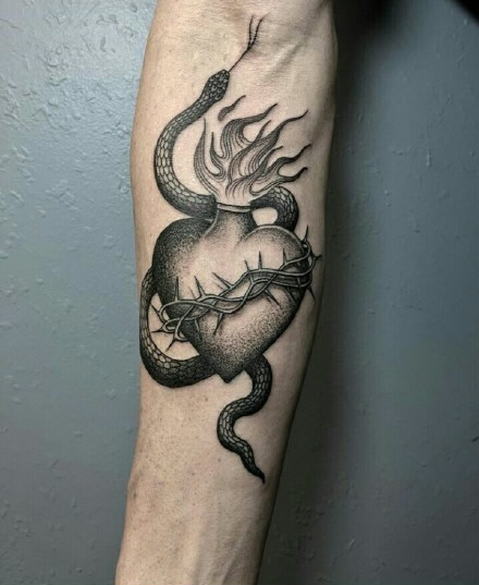 适合手臂和腿部的14张小黑灰点刺纹身图案