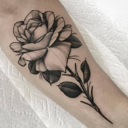 适合手臂和腿部的14张小黑灰点刺纹身图案