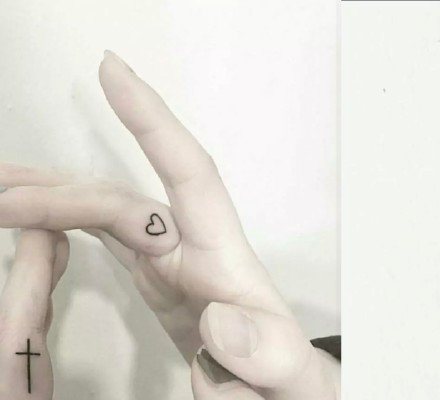 适合手指头上的一组手指纹身小图案欣赏