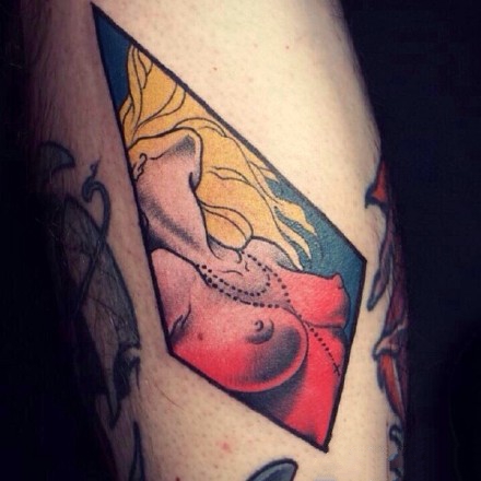 一组暗红色成人主题的裸女纹身图案欣赏